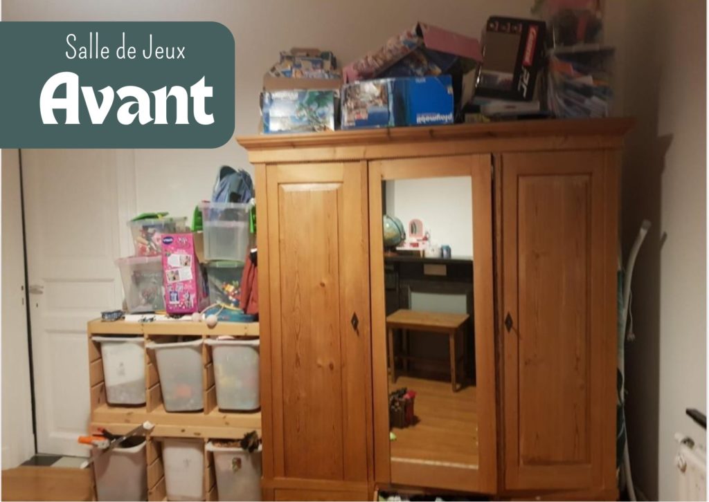 Contexte ;  Un sympathique couple avec 2 charmants enfants, une princesse de 6 ans et un prince de 8ans.  
Une salle de jeux bien garnie qu’il faut désencombrer et trier ! Rien de bien nouveau me direz-vous.  
Sauf qu’ici une donne supplémentaire vient pimenter tout ça.   Cette charmante famille part à la fin du mois s’installer pour un an en Espagne et la jolie maison est relouée pour l’occasion.  
J’ai donc un papa et une maman qui en plus de désencombrer et trier, doivent aussi faire des choix avec leur enfants sur ce qu’ils vont pouvoir emporter avec eux au soleil et ce qui va partir au garde meuble ou va pouvoir être donné à d’autres princes et princesses qui n’ont pas la chance d’avoir de quoi jouer.